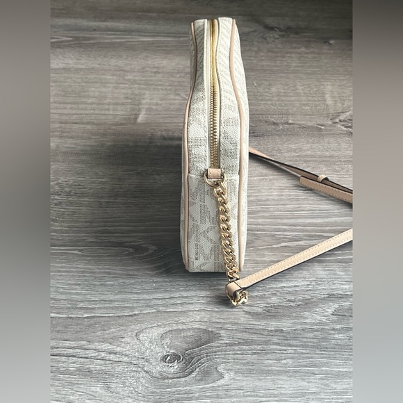 Michael Kors Vanilla Jetset Crossbody Bag - Picture 5 of 5